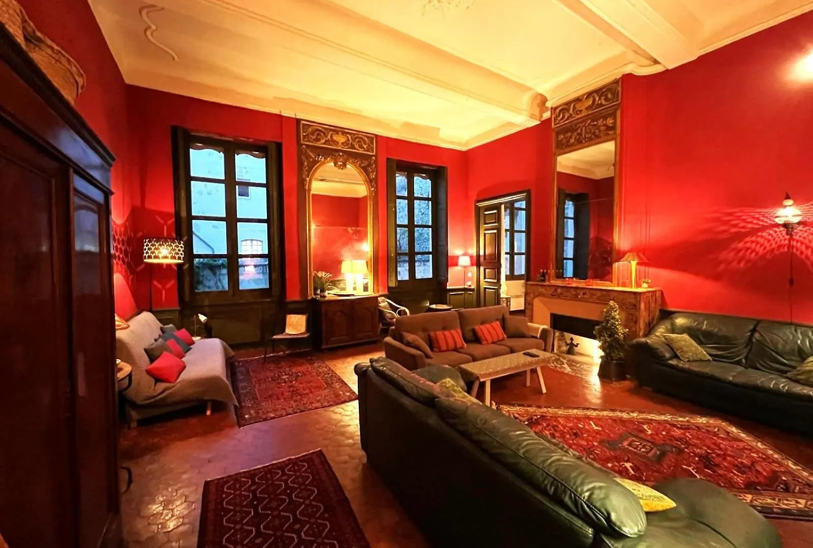 Palais Des Papes - Spacious Historic Apartment In Private Mansion ! Free Parking Nearby ! Spacieux Appartement Historique Dans Hotel Particulier ! Parking A Proximite Offert ! contacts