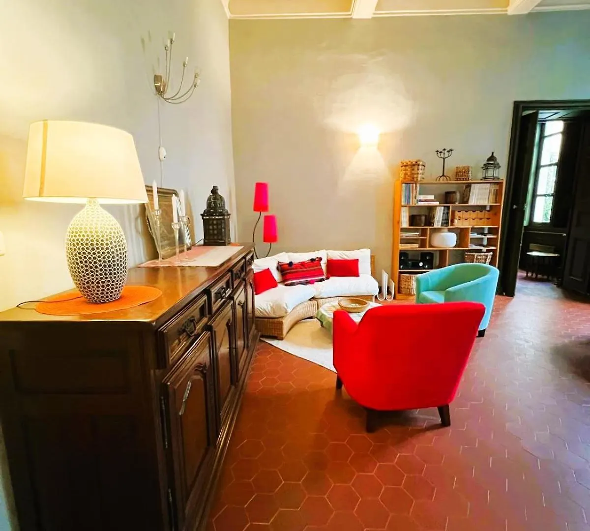 Palais Des Papes: Historic Mansion Apartment with Free Nearby Parking Avignon France