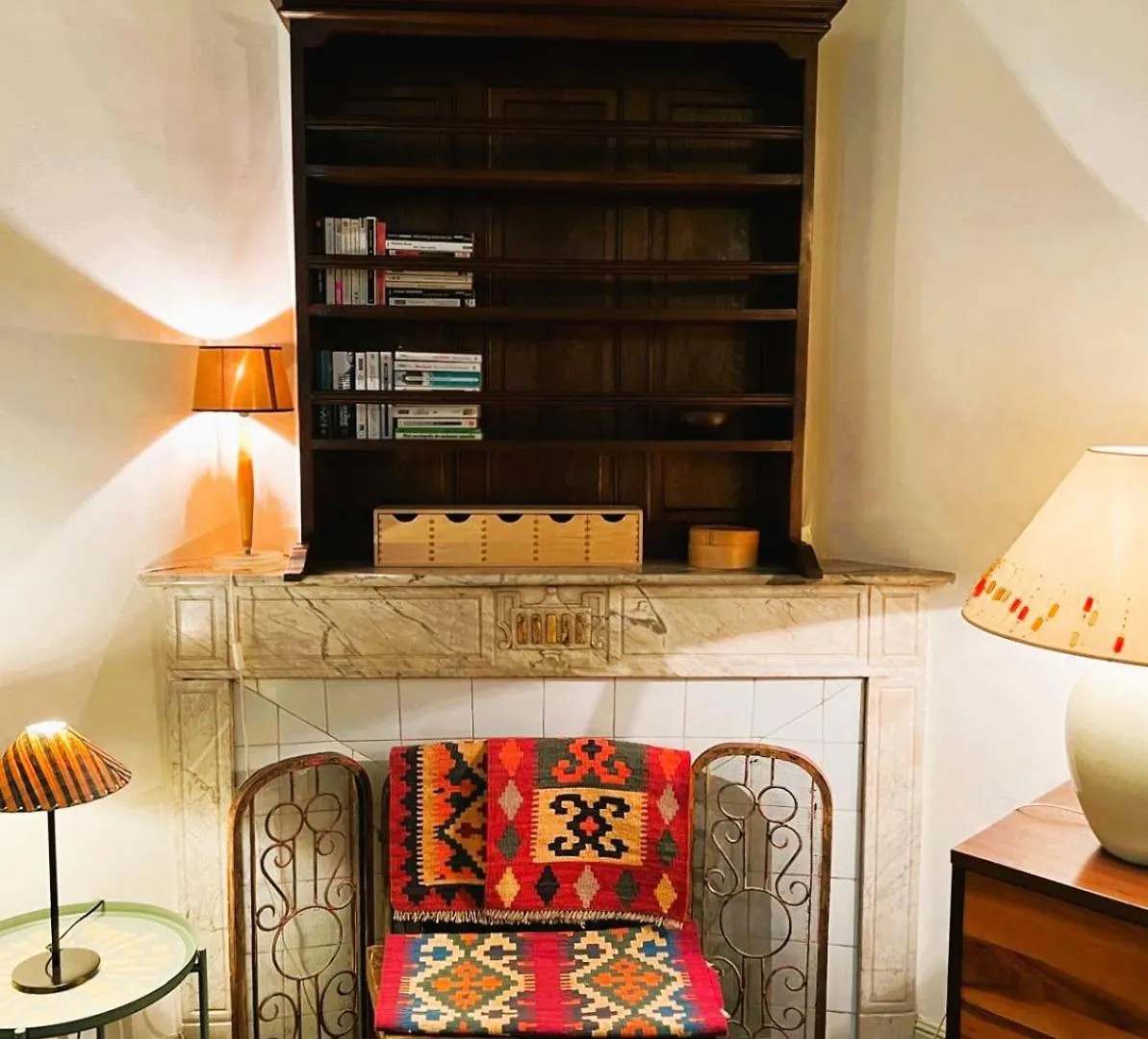 Palais Des Papes: Historic Mansion Apartment with Free Nearby Parking Avignon