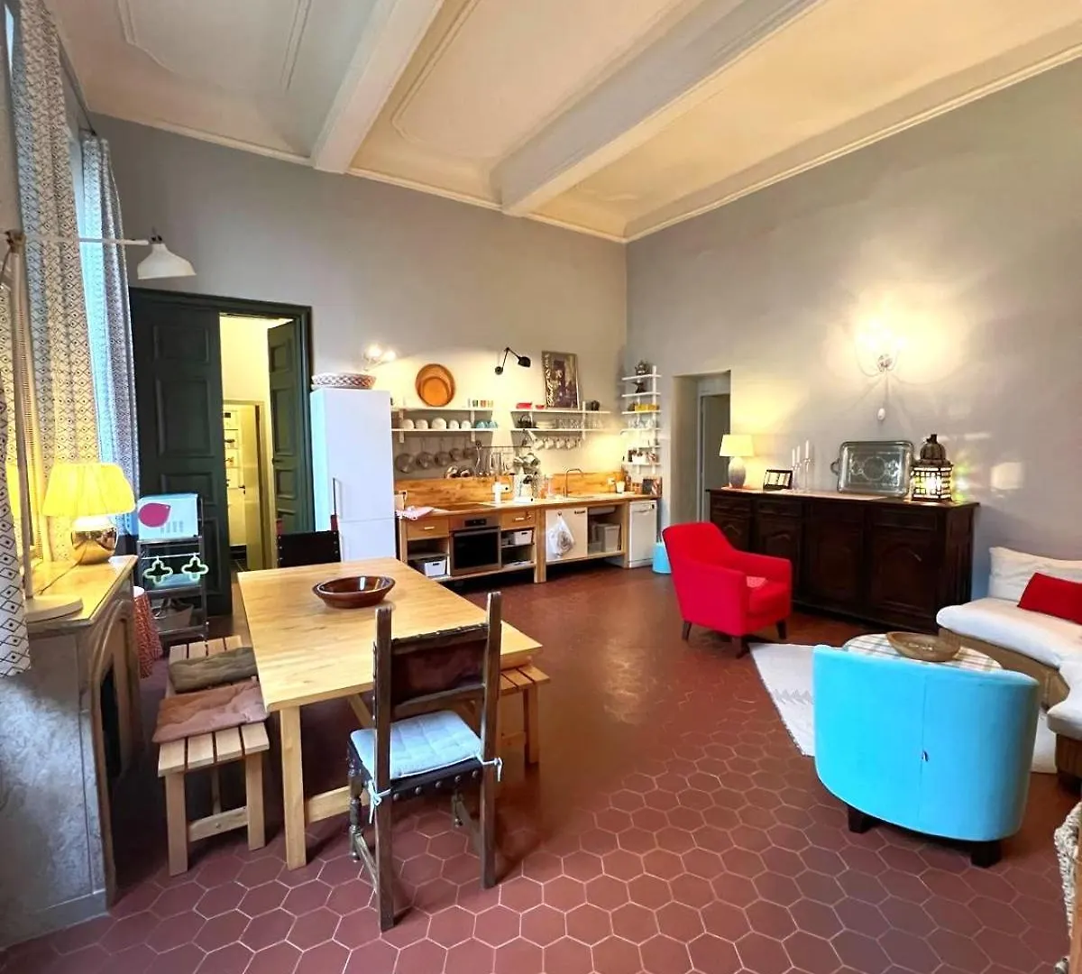 Palais Des Papes: Historic Mansion Apartment with Free Nearby Parking Avignon France