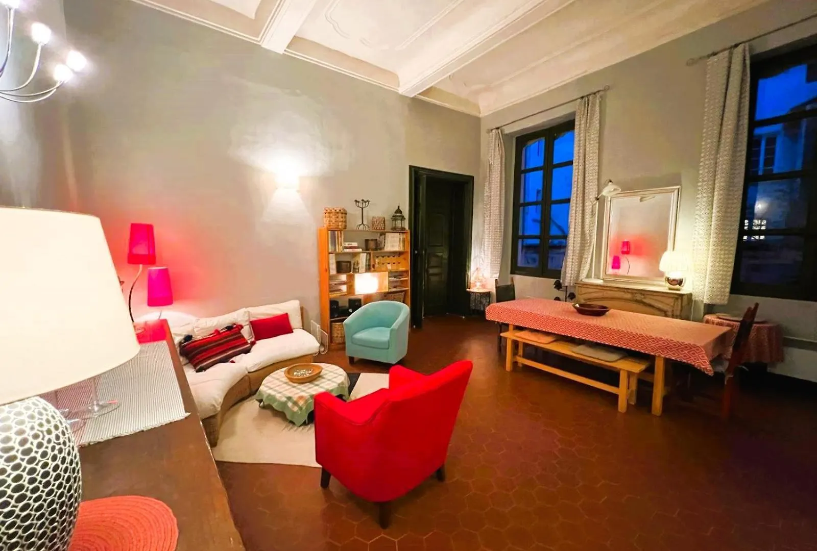 Palais Des Papes: Historic Mansion Apartment with Free Nearby Parking Avignon
